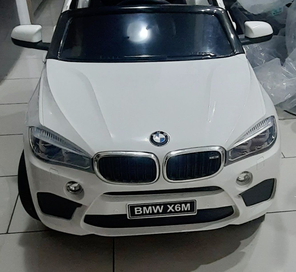 Vând mașinuța electrica BMW X6M