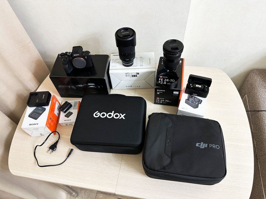 Фотоаппарат, макбук, объектив, стабилизатор, свет, штатив, петлички.