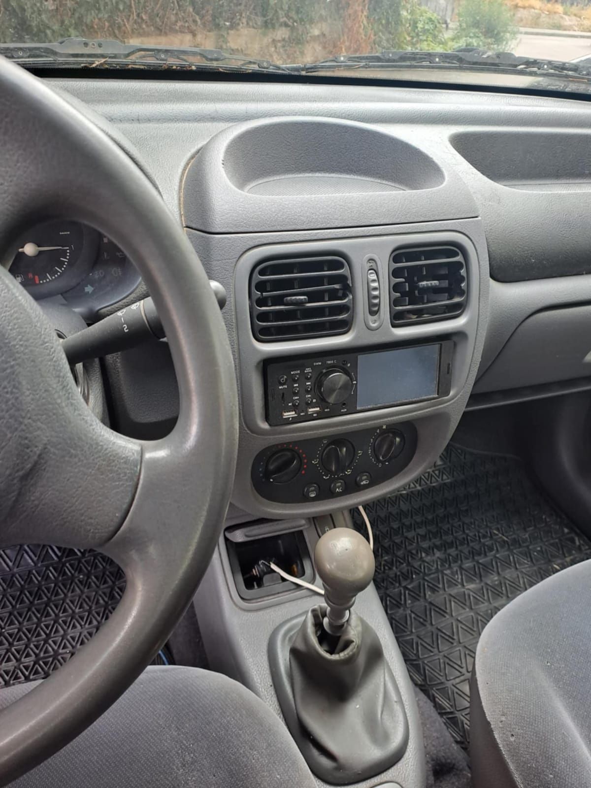 Продавам Renault clio 1.4 Бензин