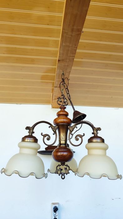 Уникален масивен месингов полилей съчетание с дъб и матови стъкленици