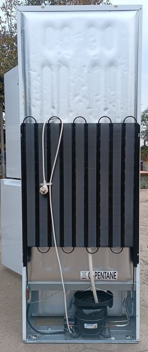 Холодильник indesit в отличном состоянии, почти новый всё работает.