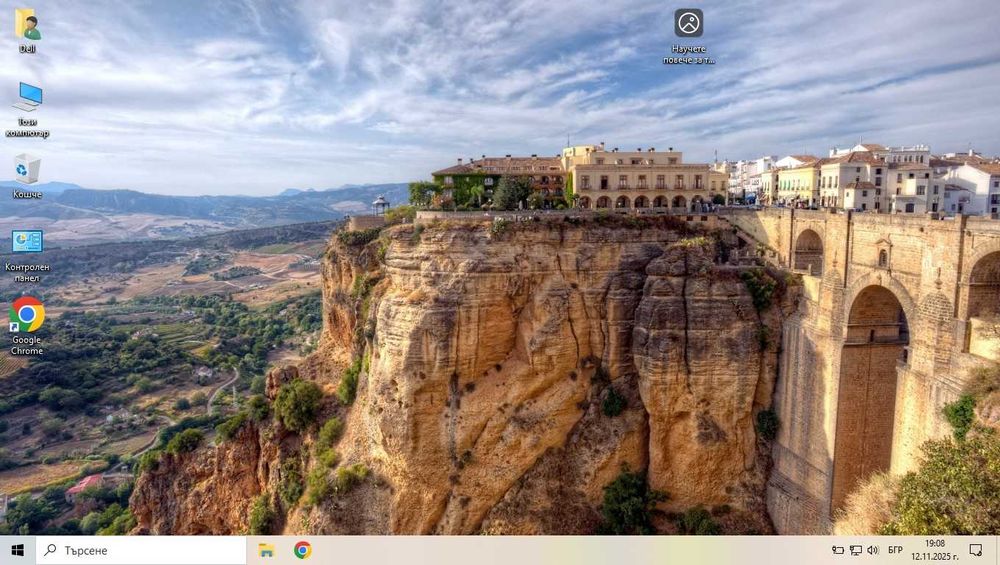 Лаптоп DELL, 4 GB DDR3, i3-350M, 250 GB, спукан дисплей, легален Win10