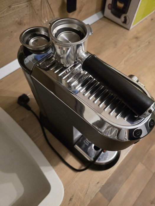 Кафемашина Delonghi Dedica EC685R