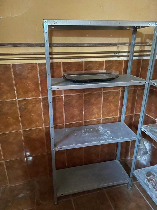 Doua rafturi metalice cu 4 polite