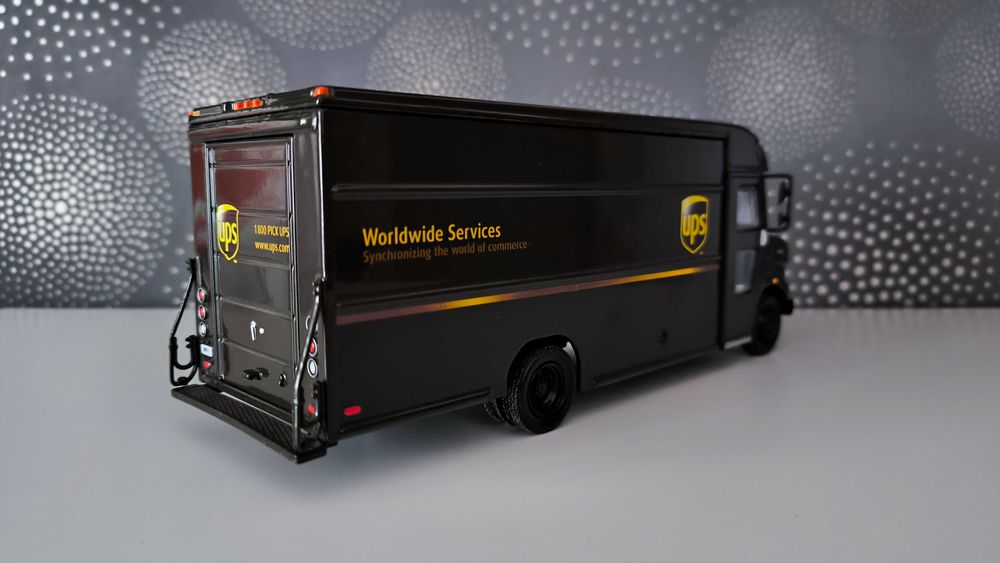 Macheta microbuz UPS Delivery – 1/32 Revell – Action Models