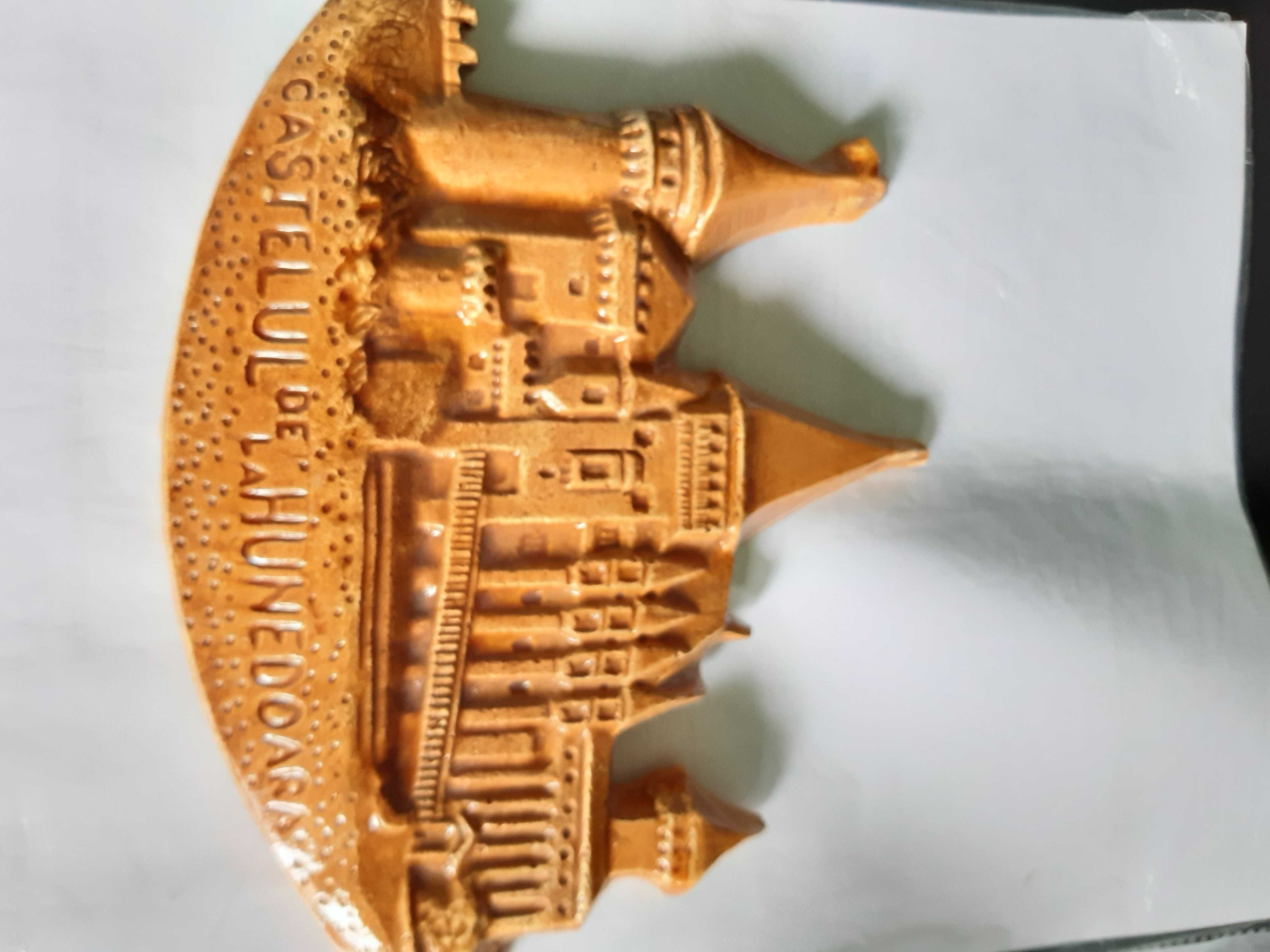 vand ornament pe perete din lut ars castelul de la Hunedoara