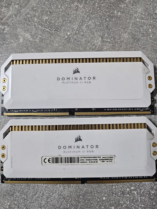 Memorie Corsair DOMINATOR PLATINUM RGB, 32GB DDR4, 4000MHz CL19, Dual