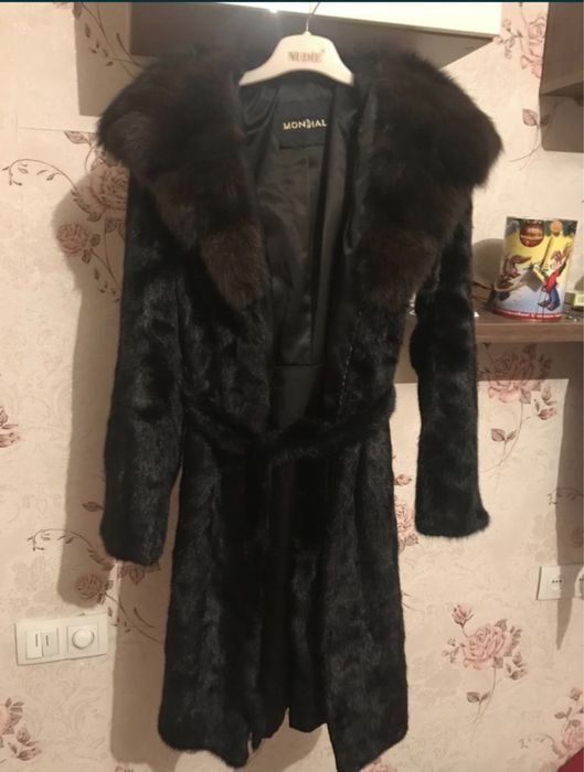 Продам шубу норковую с капюшоном и воротником из соболя