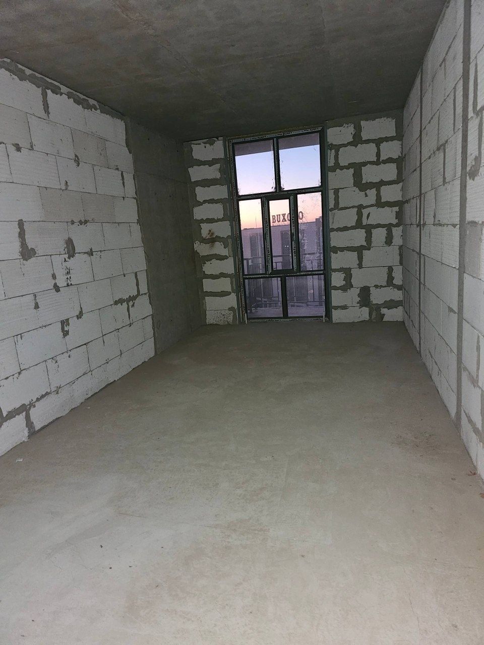 Bukhara City da joylashgan 10-etajlik domning 7-qavatidagi 3 xonali kv