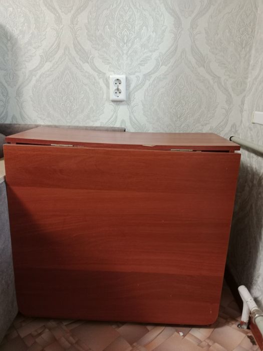 Продам стол 5000тг.и писеменный стол для школьников 45000тг