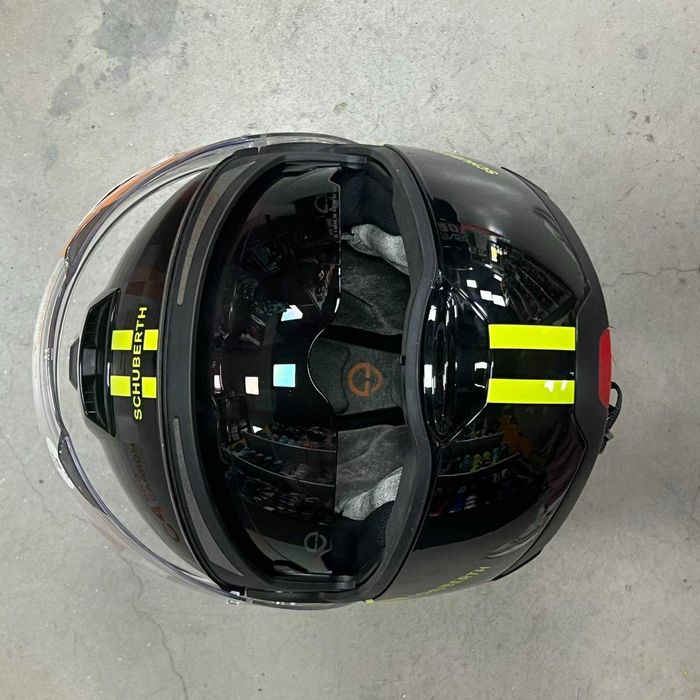 РАЗПРОДАЖБА Мото каска SCHUBERTH C4 PRO Carbon Neon Yellow - Код:29721