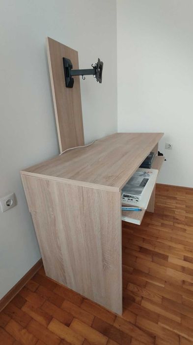 Бюро - работно за компютър с универсална стойка за монитор