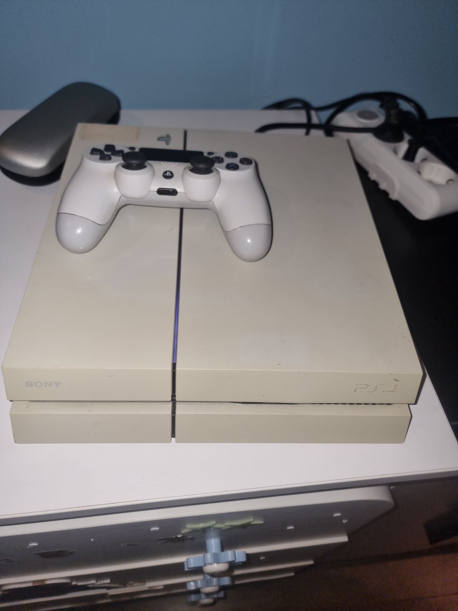Конзола Playstation 4 с два джойстика