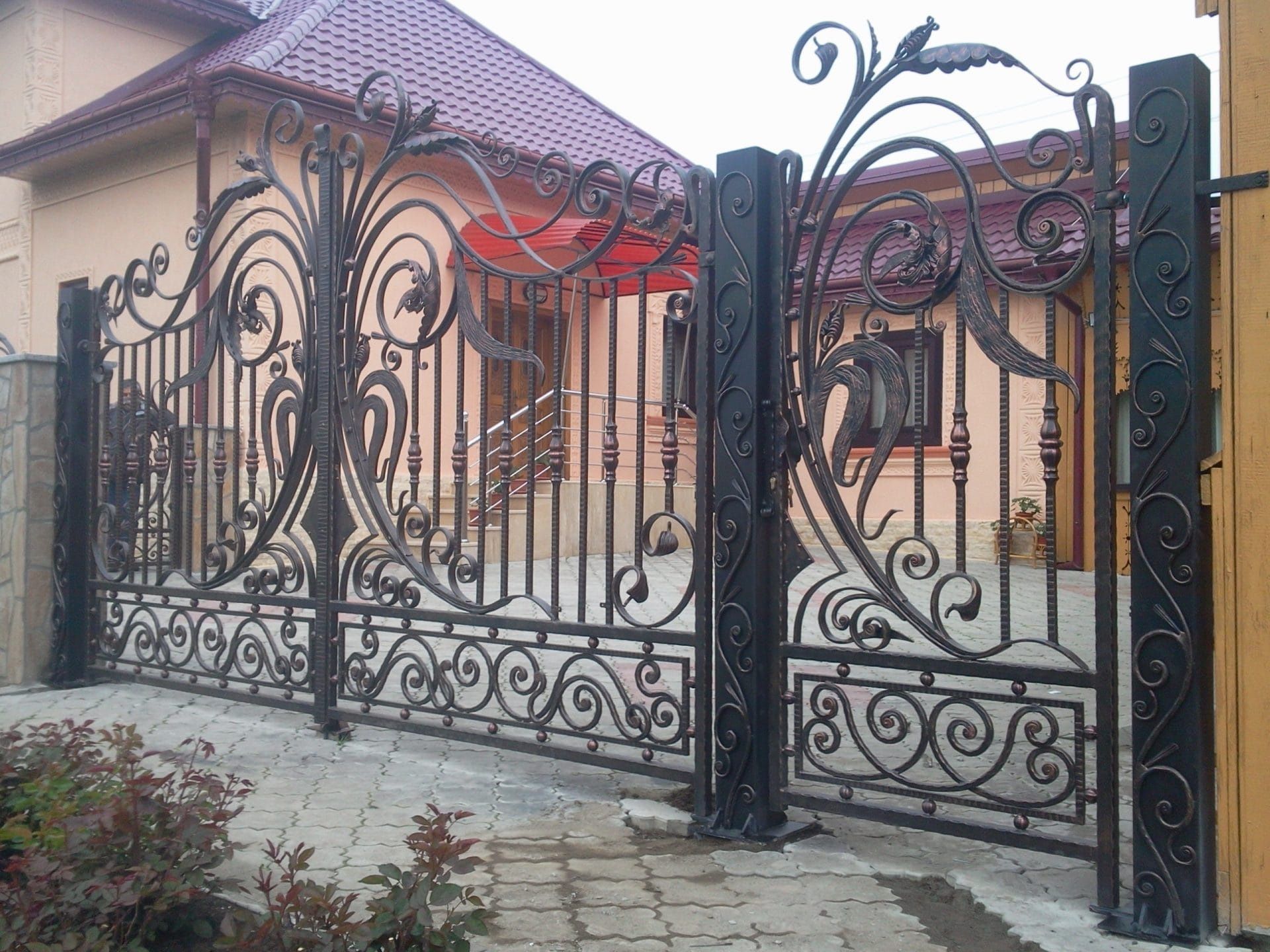 Porți, garduri și balcoane din fier forjat