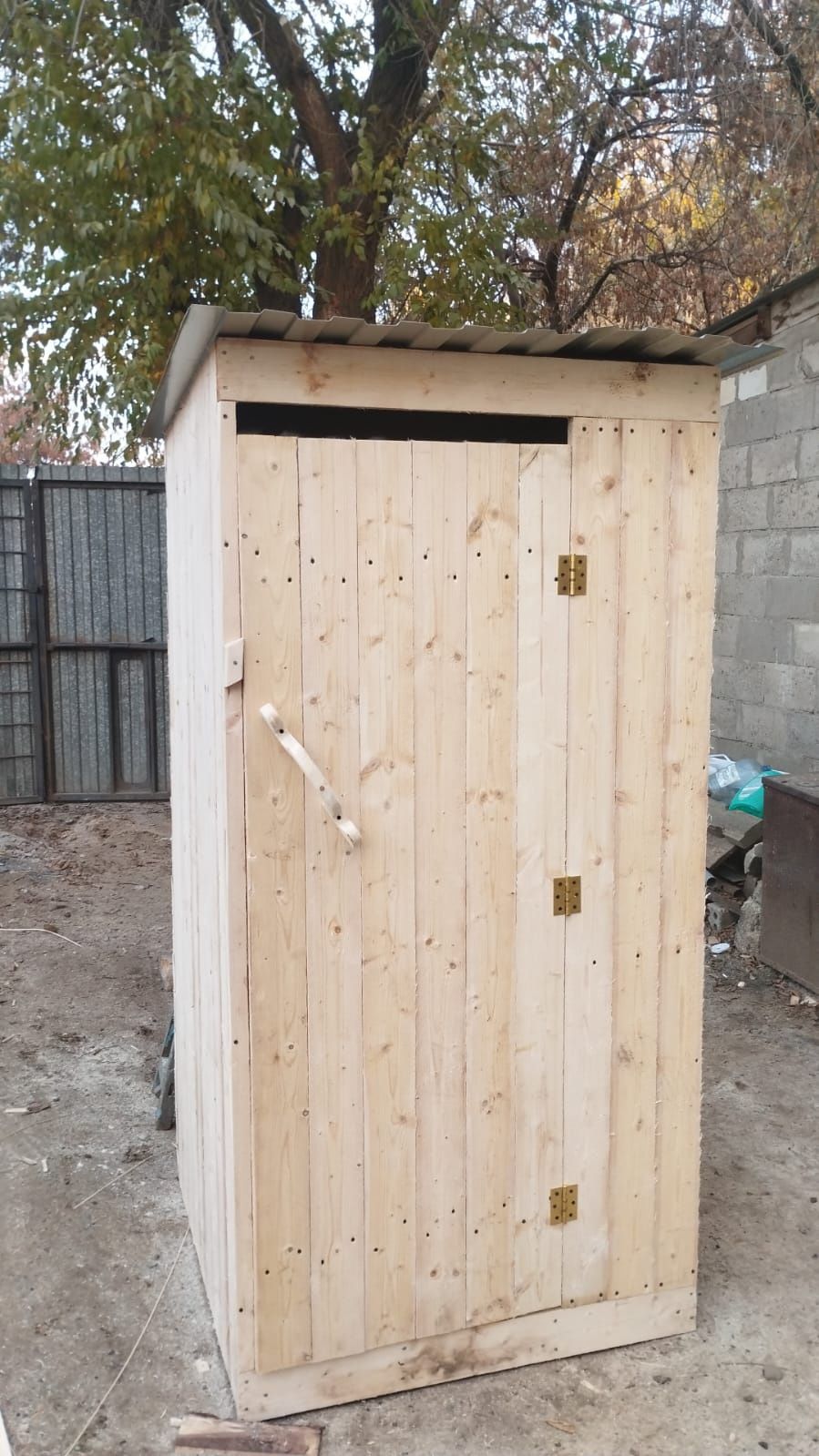 Туалет деревянный,Душ уличный