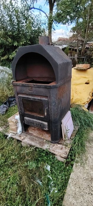 Șemineul este foarte bine întreținut si a-și căuta o nouă locuință