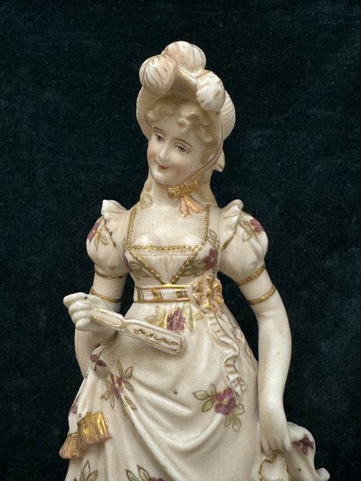 Statueta din portelan. Veche, semnata.