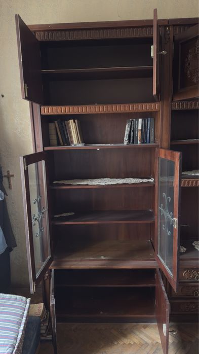 Mobilă din lemn masiv