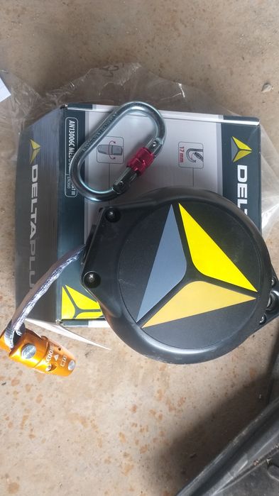 Страховочное устройство с автоматическим возвратом.