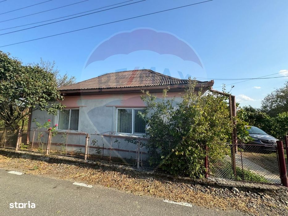 Casa Cu Teren Generos În Colțirea