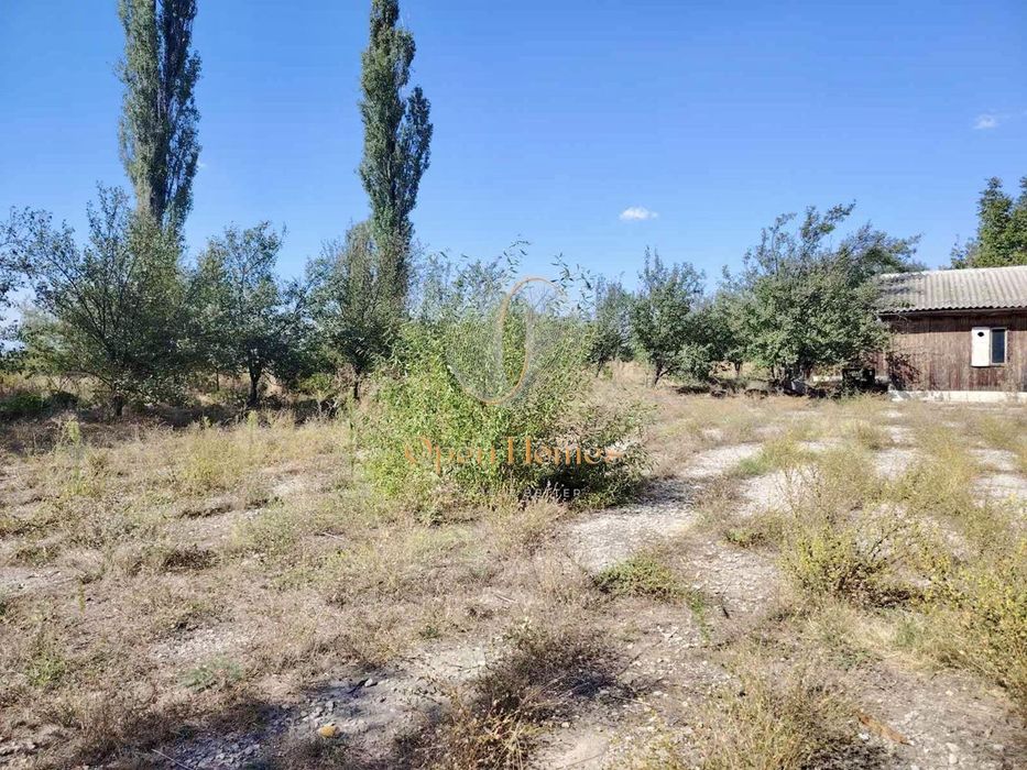 Бунгала, метална конструкция и 6 дка УПИ в Златовръх