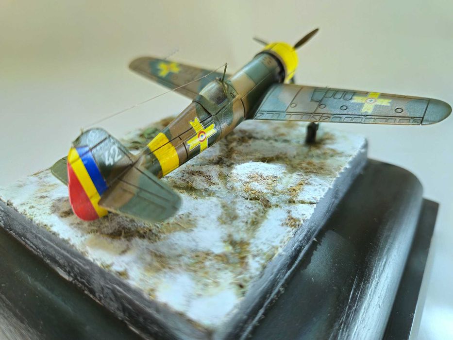 Modelism Diorama IAR 80 scara 1:100 rasina