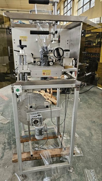 Автоматична машина за вертикално поставяне на термо етикет.