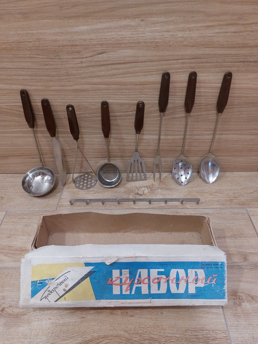 Кухненски набор - чисто нов, руски.