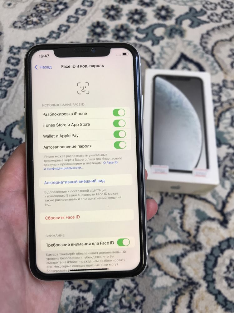 Продам IPhone XR 256G White в идеальном состянии все работает