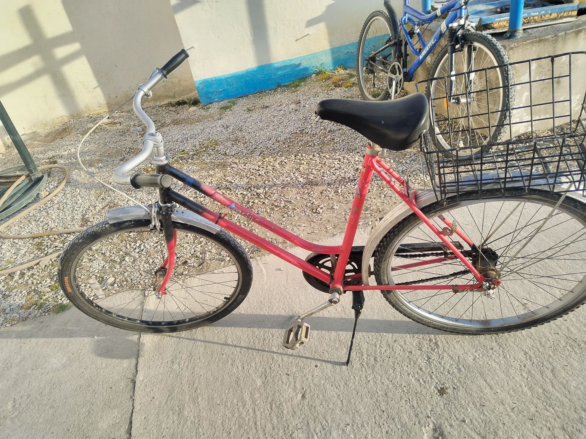 Vând bicicleta roșie