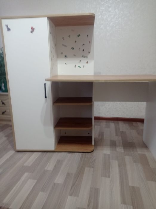 Продам стол в отличном состояний