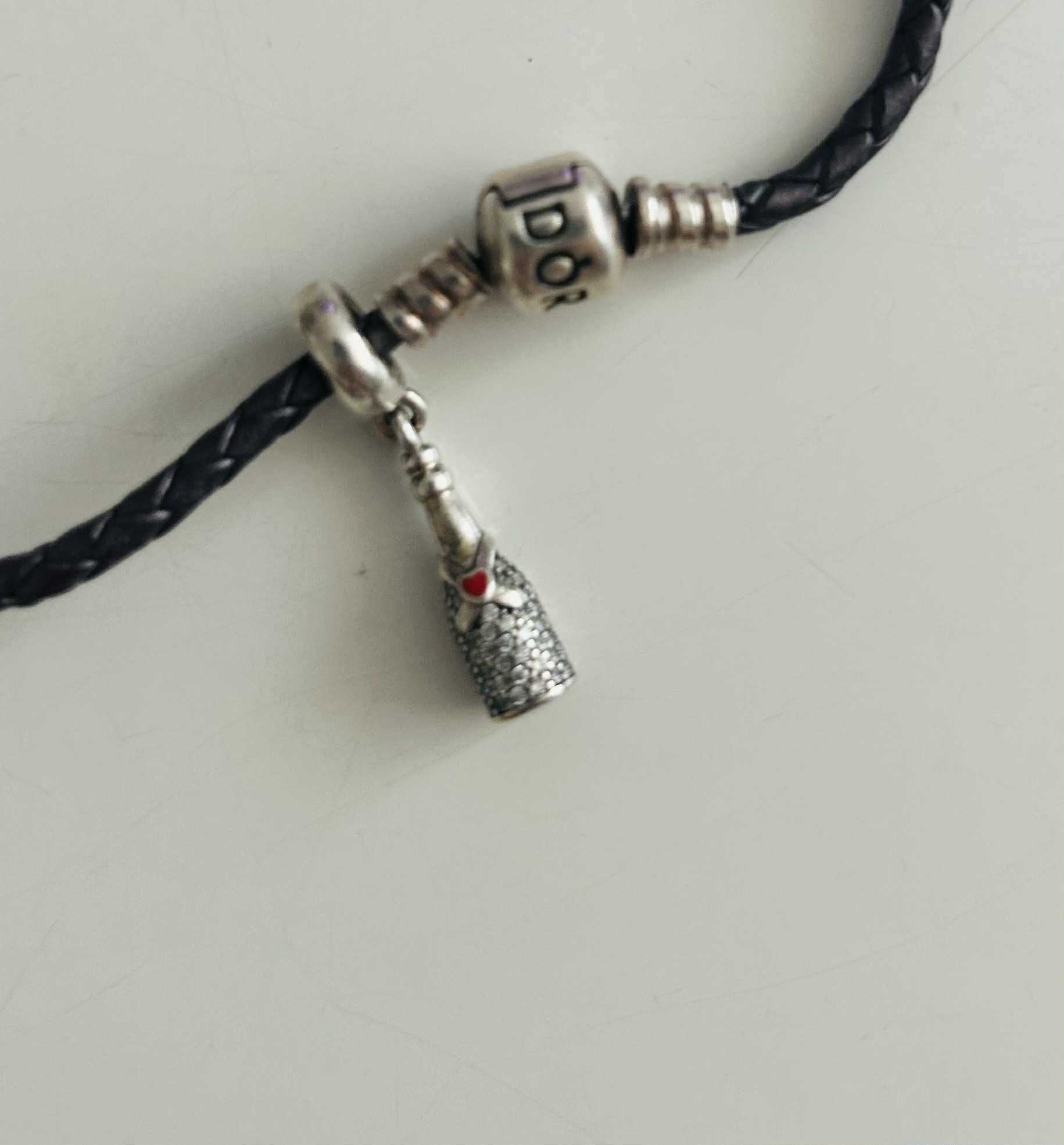 Кожена гривна на Pandora с оригинални талисмани