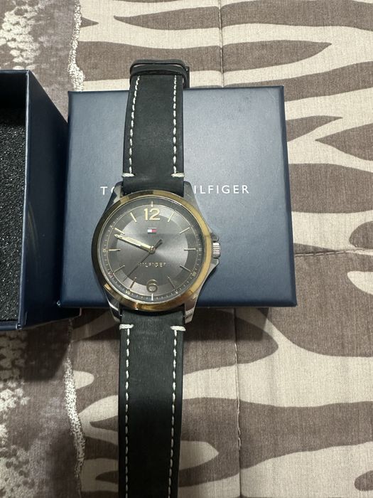 Vand 2 ceasuri tomy hilfinger !