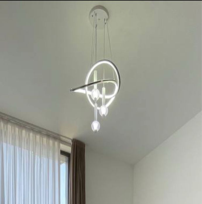 Люстра яркая регулируемая