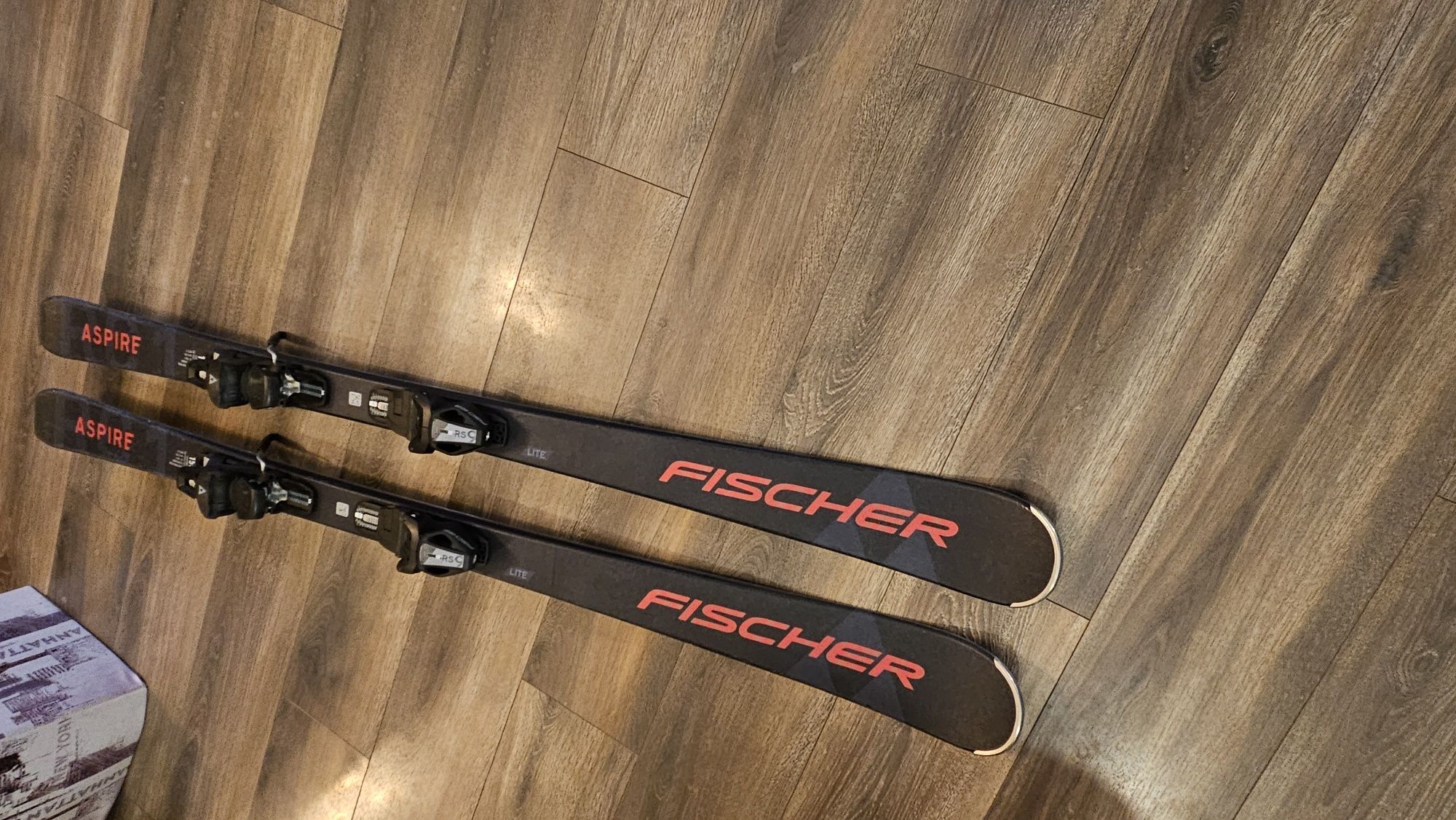 Vând schiuri Fischer