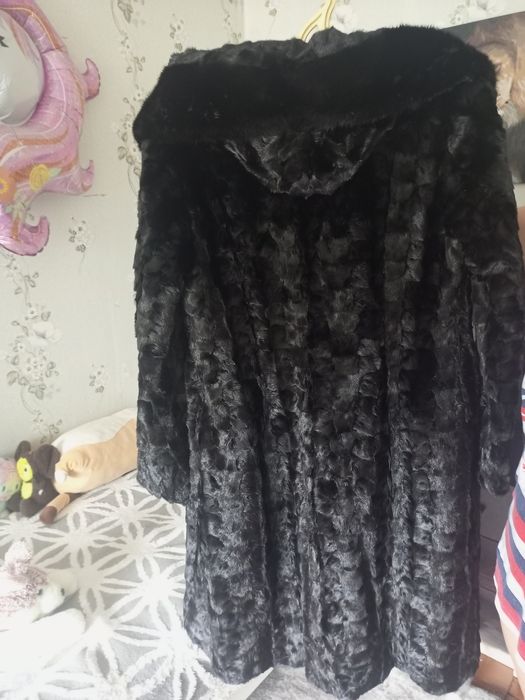 Продается норковая шуба размер 46-48. В хорошем состоянии.