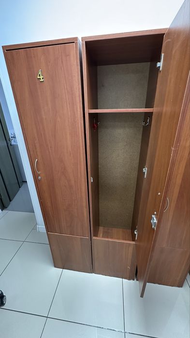 Продается шкаф для одежды, и шкафчик для раздевалки