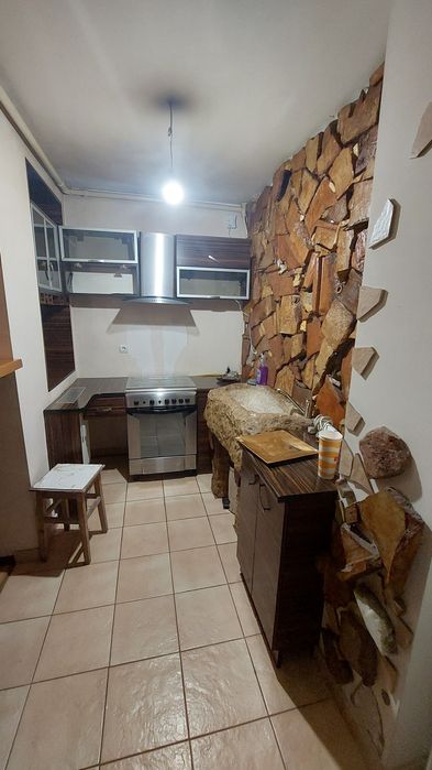 Lavoar masiv din piatra și decorațiuni vechi