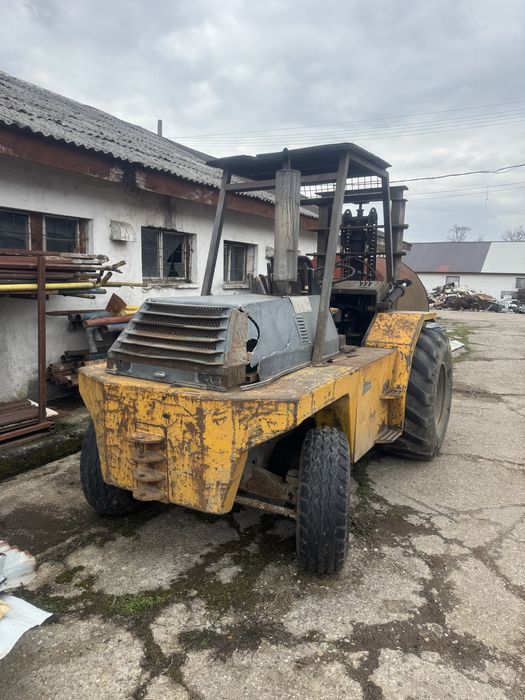 Utilaj dotat cu furci si cupa basculabila