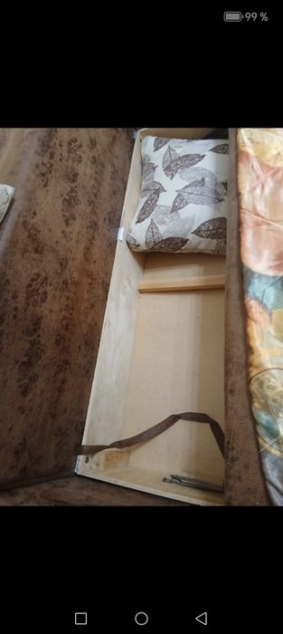 Диван с тремя подушками