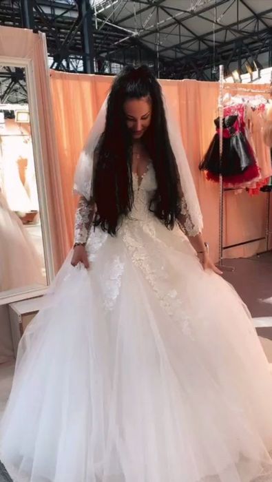 Vand rochita de mireasa. De la luada style