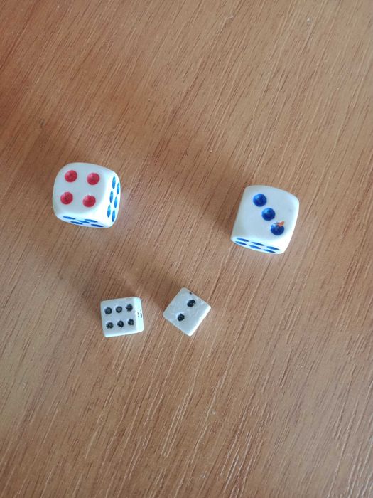 кубики игровые, зары.