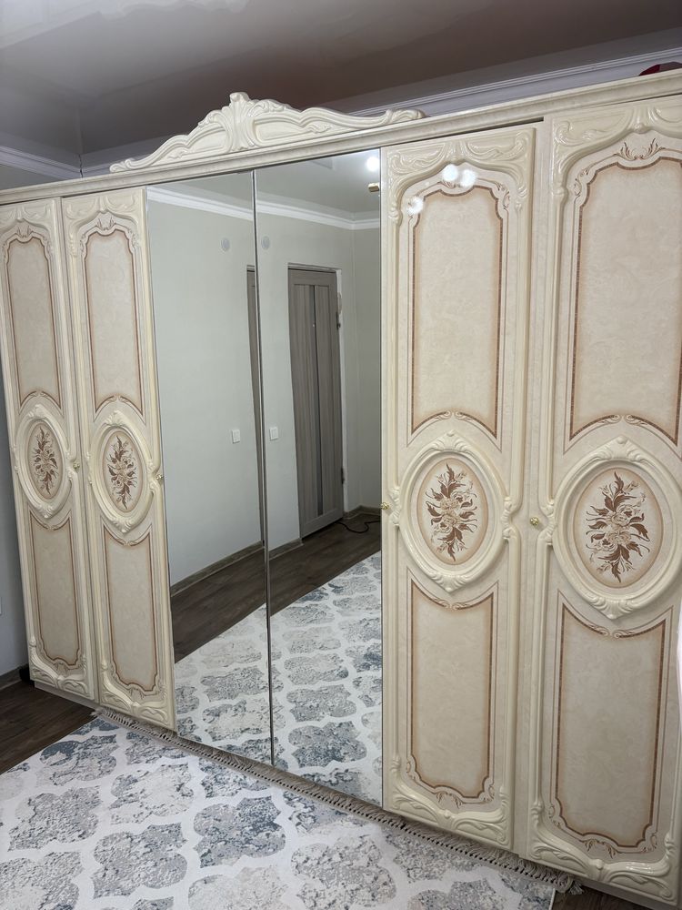 Шкаф распашной шестидверный