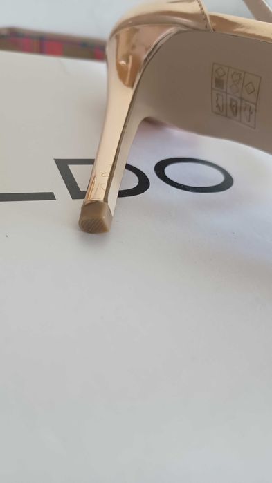 Страхотни високи сандали Aldo 39 номер
