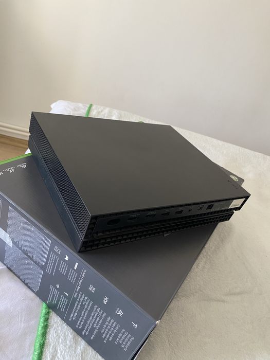Xbox One X + 7 jocuri