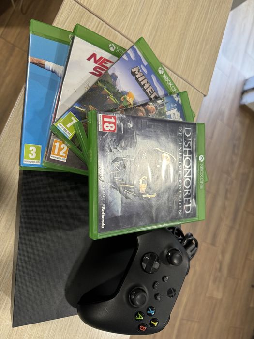 Consola Xbox One X 1TB NEGRU, 1 Maneta + Jocuri!!!