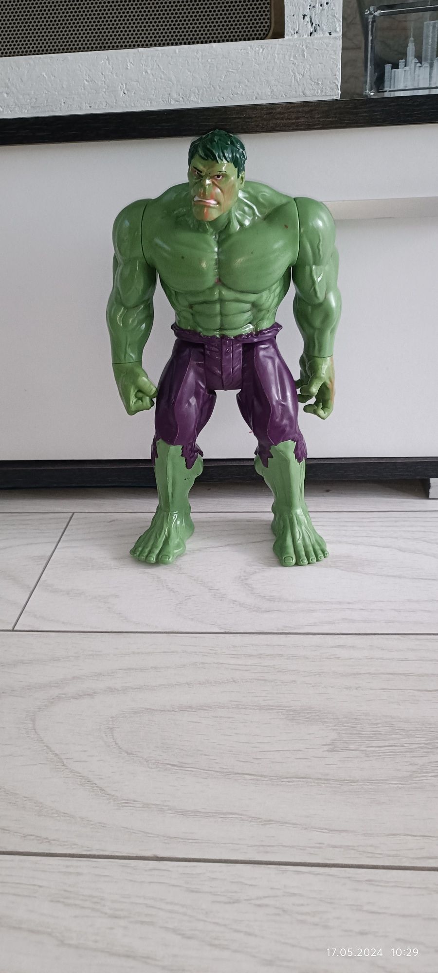 Figurina Hulk și masca lui Thanos