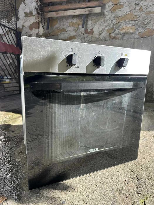 Продава се фурна ZANUSSI работи безпроблеммно