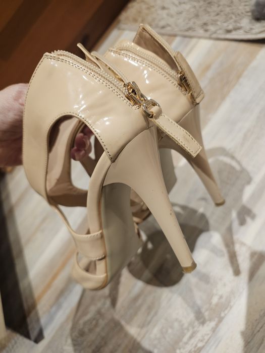 Бежови сандали лак
