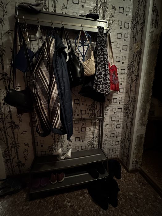 Продам вешалку в коридор